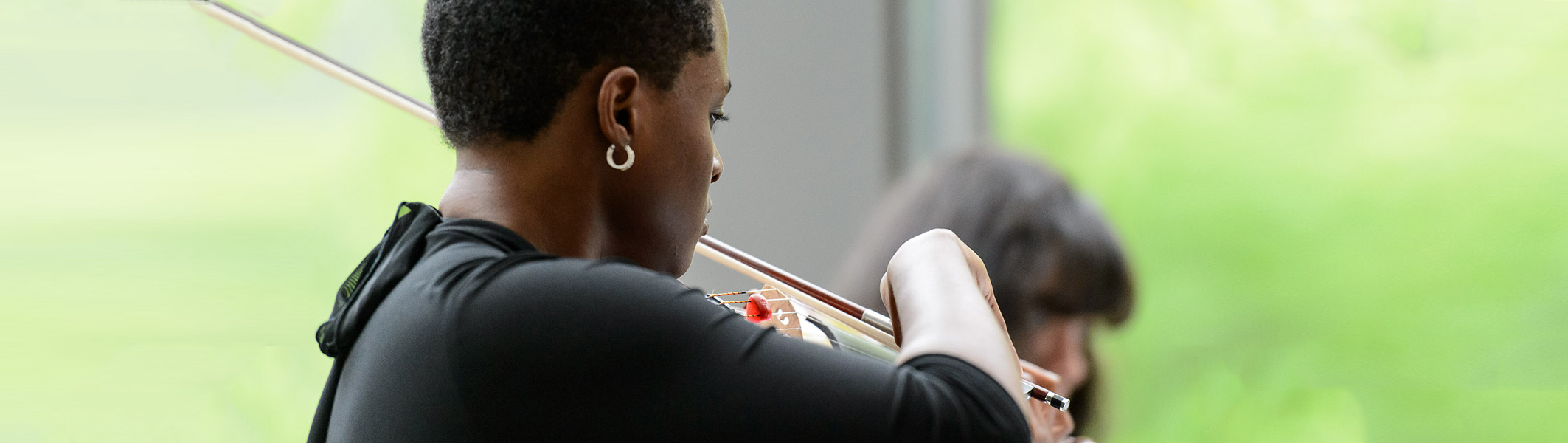 woman playing violin